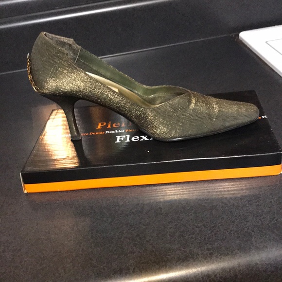 I’m selling dark wren with gold design on the back - Picture 1 of 4